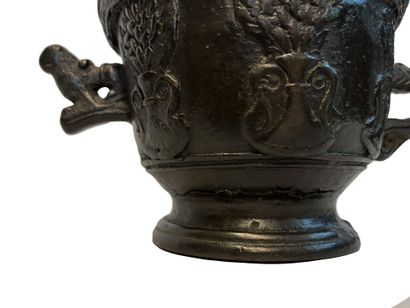 null Mortier en bronze patiné à décor de vases ﬂeuris. Prises latérales à décor animalier
XVIIIe...