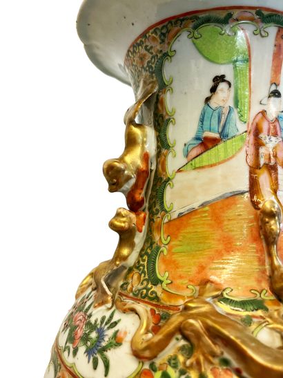 null CANTON
Vase en porcelaine de Canton à décor de scène de palais
Dimensions hors...