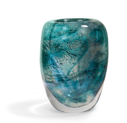 null André THURET (1898-1965)
Vase en verre massif à décor d’oxydes métalliques bleues...