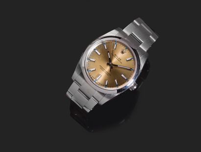 null ROLEX
Oyster Perpetual
Référence 114200, numéro 44WR3581
Montre bracelet en...