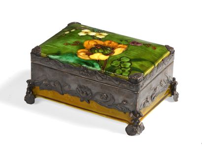 null Petite boîte couverte en porcelaine polychrome à décor floral et végétal, monture...