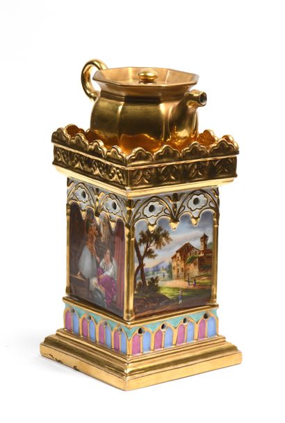 null Porcelaine de PARIS du XIXe siècle
Tisanière polychrome et dorée en forme de...