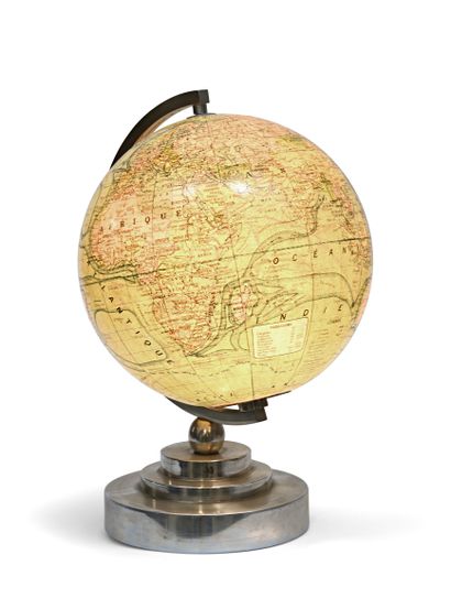 null Illuminated and articulated world map. It rests on a metal base with steps
H....