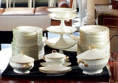 null SERVICE DE TABLE DE LIMOGES en porcelaine à décor de filets or, comprenant:...