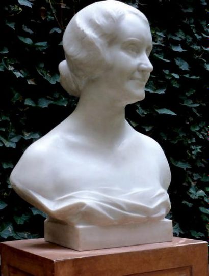 FELIX BENNETEAU-DESGROIX (1879-1966) Femme au chignon Sculpture en taille directe...