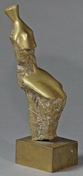 MARIO AGOSTINELLI (1915-2000) Femme assise Sculpture en bronze à patine dorée. Signé...