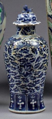JAPON, FIN XIXE SIÈCLE Potiche couverte en porcelaine bleu et blanc à décor feuillagé...