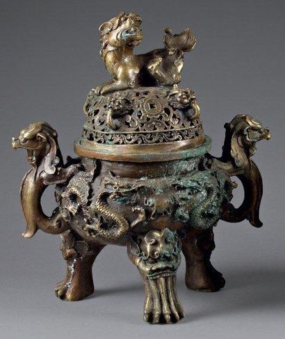 CHINE XIXE SIÈCLE Important brûle Parfum chinois en bronze à décor de chimères et...