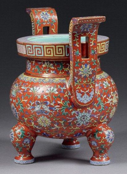 null RARE BRULE-PARFUM TRIPODE en porcelaine de la famille rose chine, dynastie Qing,...