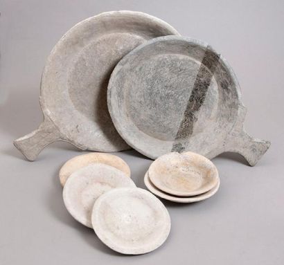 null DEUX GRANDS PLATS A CHAPATIS en pierre marbrière ancien travail artisanal indien...