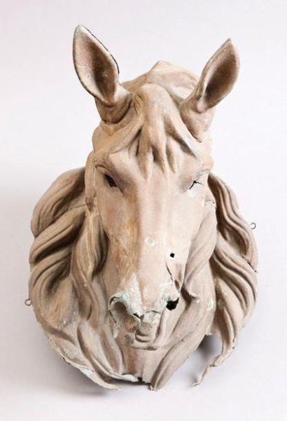 null ENSEIGNE DE BOUCHERIE CHEVALINE en zinc embouti à l'effigie d'une tête de cheval...
