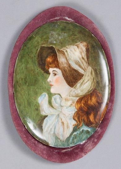 null PORCELAINE EMAILLEE POLYCHROME figurant le portrait d'une élégante - Vers 1900...