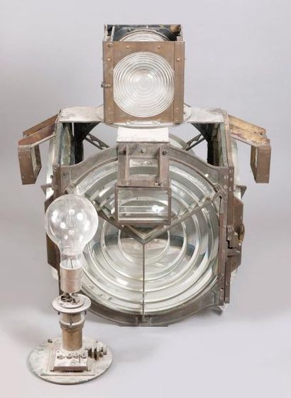 null LAMPE PHOTOPHORE DE PHARE munie de son ampoule, en bronze et verre optique (accidents...