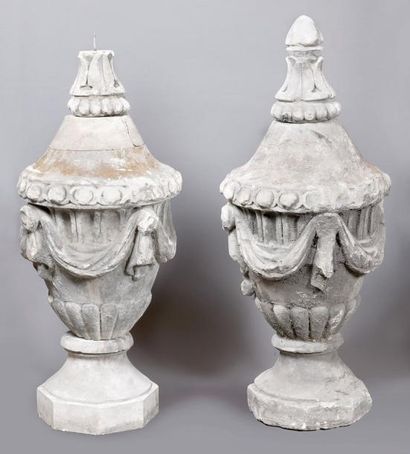null PAIRE DE POTS A FEU SUR PIEDOUCHE en pierre sculptée, riche décor de vases Médicis...