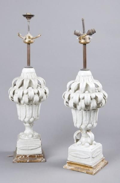 null PAIRE DE LAMPES en porcelaine à décor de vase Médicis décoré de feuilles et...