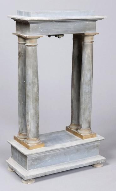 null PORTIQUE EN MARBRE BLEU TURQUIN présentant quatre colonnes baguées de bronze...