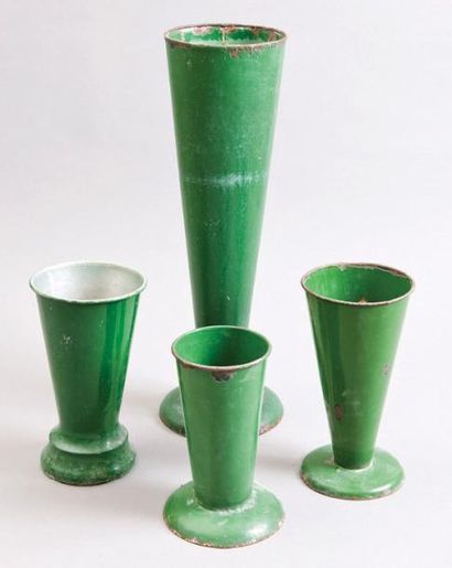 null LOT DE QUATRE VASES DE FLEURISTE H. 26 à 61 cm