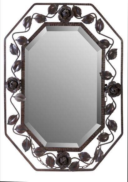 null Miroir biseauté octogonal en fer forgé à décor de rosiers
Vers 1920
73 x 53,5...