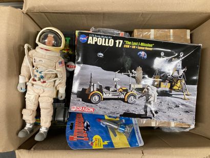 null Lot de jouets ou figurines sur le thème de l’espace (en l’état) : fusées, astronautes,...