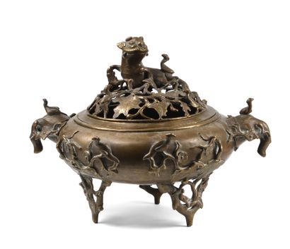 null VIETNAM - Vers 1900
Brûle-parfum en bronze dépatiné tripode, la panse à décor...