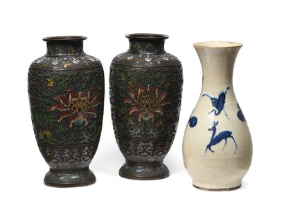 CHINE
Paire de vases en bronze cloisonné...