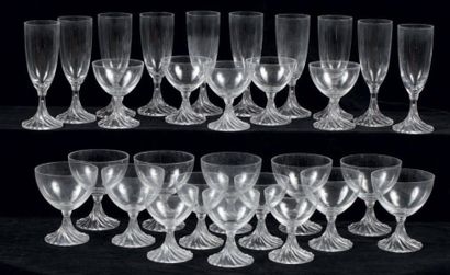 RENE LALIQUE (1860-1945) Partie de service comprenant 10 flutes à champagne, 9 verres...