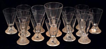 RENE LALIQUE (1860-1945) Suite de verres à pieds «CHASSE, CHIENS» en verre blanc,...