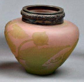 Émile GALLÉ (1846-1904) Petit vase en verre multicouches polychromes, à décor floral...