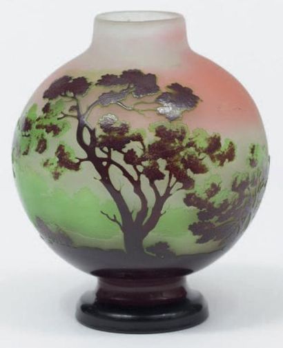 Émile GALLÉ (1846-1904) Vase sur piédouche en pâte de verre multicouches dégagées...