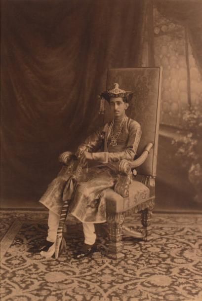 Maharaja Portrait assis dans un studio, c. 1920 Tirage argentique viré brun d'époque,...