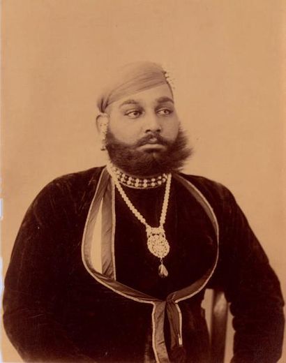 Maharaja Tukaja Rao Holkar d'Indore Portrait, c. 1880 2 tirages albuminés (2 poses...