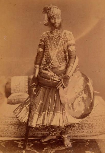 Maharaja de Karauli Portraits assis et en pied, 1890-1910 6 tirages: albuminés et...
