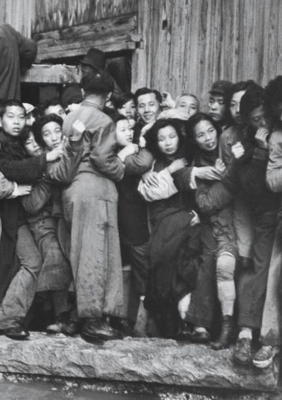 Henri Cartier-Bresson (1908-2004) Shanghai. Quand l'or fut mis en vente pendant les...