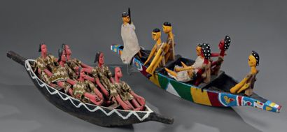 MALI BOZO Ensemble de 2 barques rituelles et leurs passagers Bois polychrome et tissus...