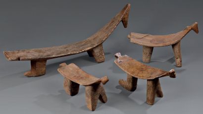 BURKINA FASO LOBI Suite de 4 sièges zoomorphes, en bois à patine d'usage L. 47 cm,...