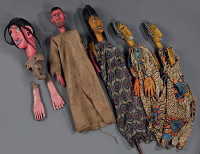MALI BOZO Suite de 5 marionnettes rituelles, en bois et tissus à polychromie jaune...