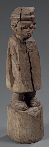 NIGERIA YOROUBA Dignitaire debout habillé d'un long manteau Sculpture en bois à patine...