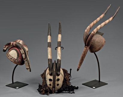 BURKINA FASO MOSSI Ensemble de 3 masques antilopes en bois à décor géométrique polychrome...