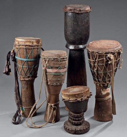 null TANZANIE - MAKONDE; MALI - MALINKE; CAMEROUN Suite de 5 tambours en bois sculpté...