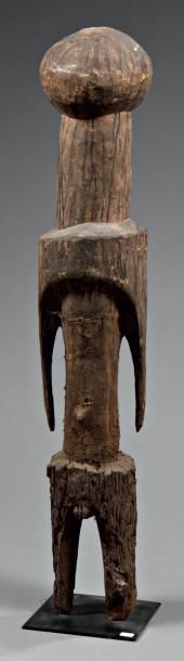 TOGO MOBA Statue anthropomorphe à patine sacrificielle. H.98 cm On joint: une statue...