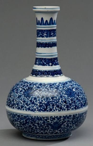 null Vase bouteille à long col annelé, en porcelaine blanche à décor émaillé en bleu...