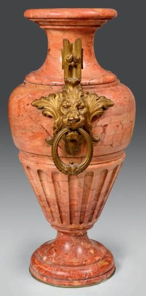 null Grand vase de forme Médicis en marbre mouluré et sculpté à décor de cannelures....