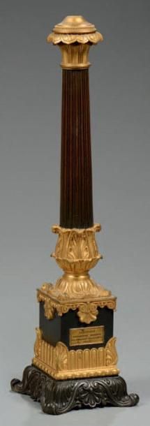 null Pied de lampe simulant une colonne en bronze ciselé et doré, et tôle patinée,...