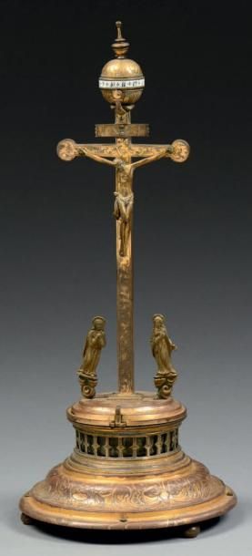 null Pendule en bronze ciselé et doré à décors de Christ en croix surmonté d'un cadran...