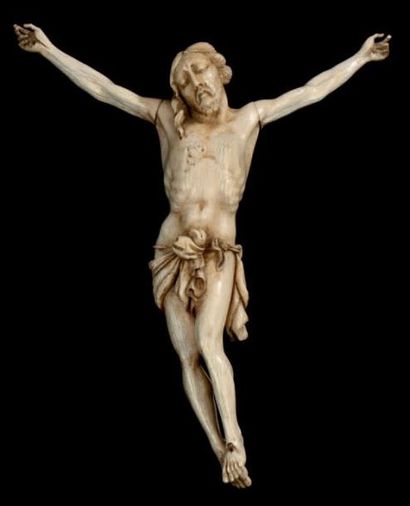 null Christ en ivoire sculpté et patiné France XVI-XVIIème siècle H. 33 cm