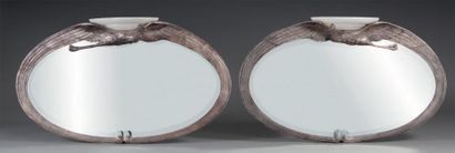ALBERT CHEURET (1884-1966) Paire de miroirs ovales en bronze ciselé et argenté à...