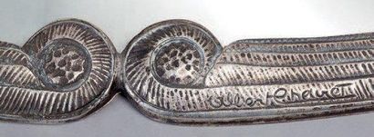 ALBERT CHEURET (1884-1966) Paire de miroirs ovales en bronze ciselé et argenté à...