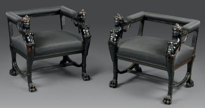 null Paire de fauteuils en bois sculpté, mouluré et noirci, les supports d'accoudoirs...