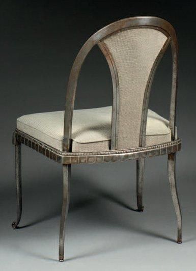 EDGAR BRANDT (1880-1960) Suite de huit fauteuils à châssis en acier forgé à dossier...