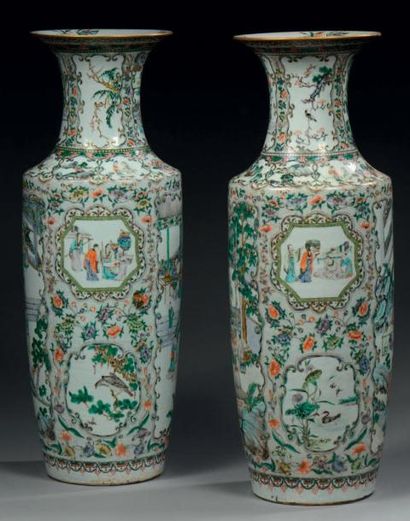 null Paire de vases balustre en porcelaine de Canton à décor polychrome et dorés...